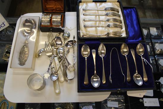 Sundry cased silver flatware, silver & plated decorative spoons, plated napkin rings etc.